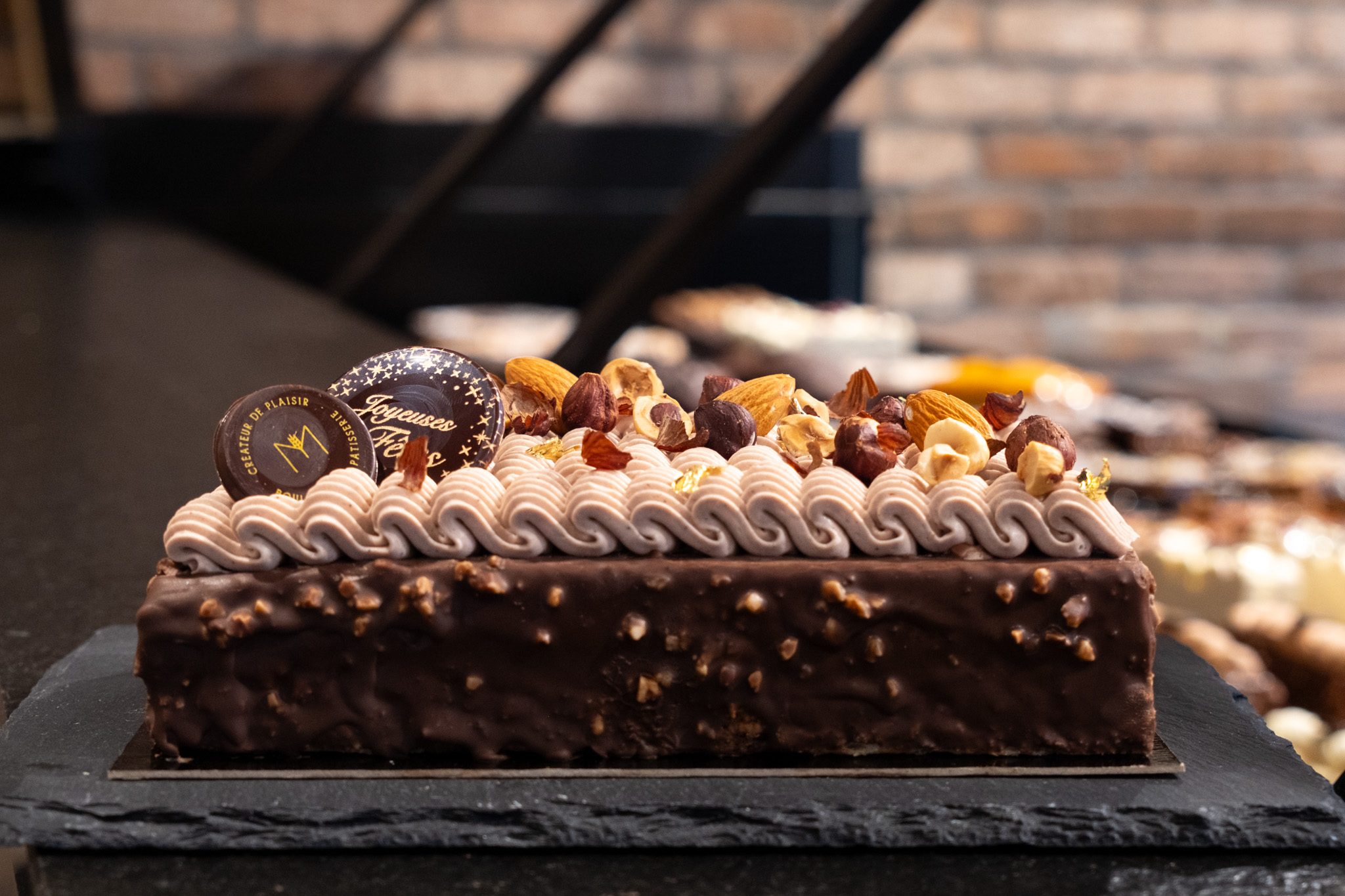 Dacquoise amande, croustillant praliné, mousse chocolat noire.